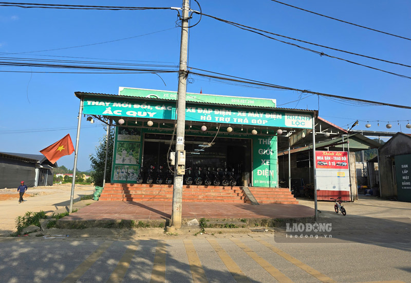 Cua hang buon ban xe dien nay la vuong mac mat bang cua du an. Anh: Tan Van