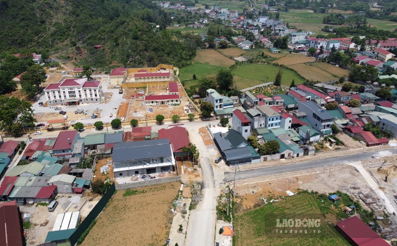 Nearly 300m of road in Trung Khanh town has been under construction for 3 years but is still not completed. Photo: PV Group