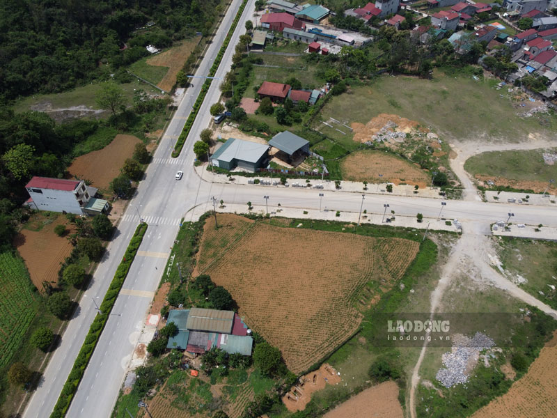 Phia to 3, doan duong da hoan thanh, dau noi voi doan duong 2 chieu cua thi tran. Anh: Tan Van