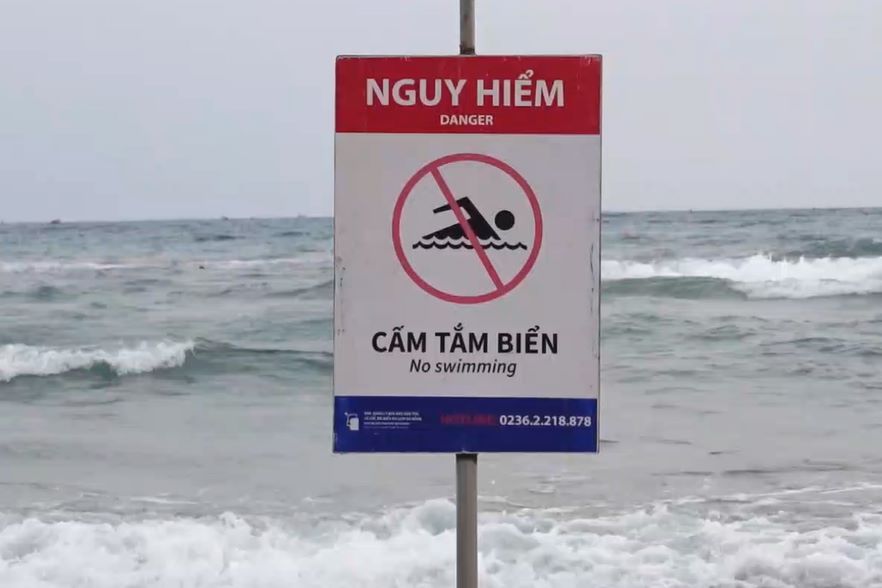 Da Nang advierte a los turistas que se bañan en el mar de que la corriente esta lejos de la costa. Imagen de la pagina web de la Universidad de Hong Kong