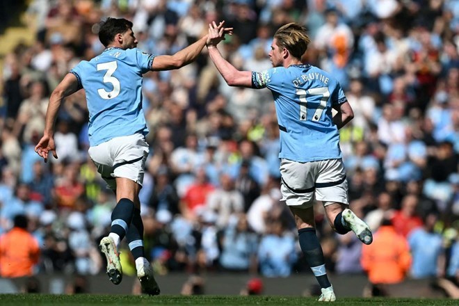 De Bruyne va cac dong doi dang co gang het suc. Anh: AFP