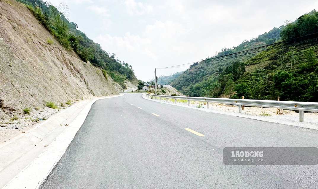 Duong DT.177 giup rut ngan thoi gian di chuyen cac huyen kho khan, cach tro ve giao thong cua tinh Ha Giang. Anh: Van Nghi.