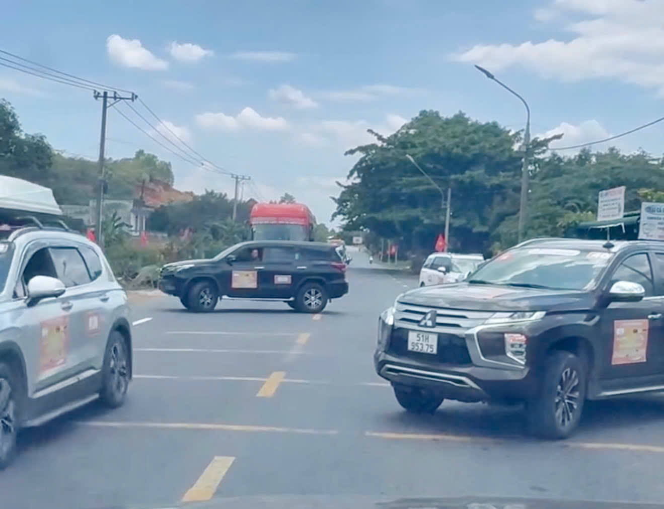 Dos autos cruzan la autopista 20 para dejar pasar a los negocios. Imagen de la lampara roja