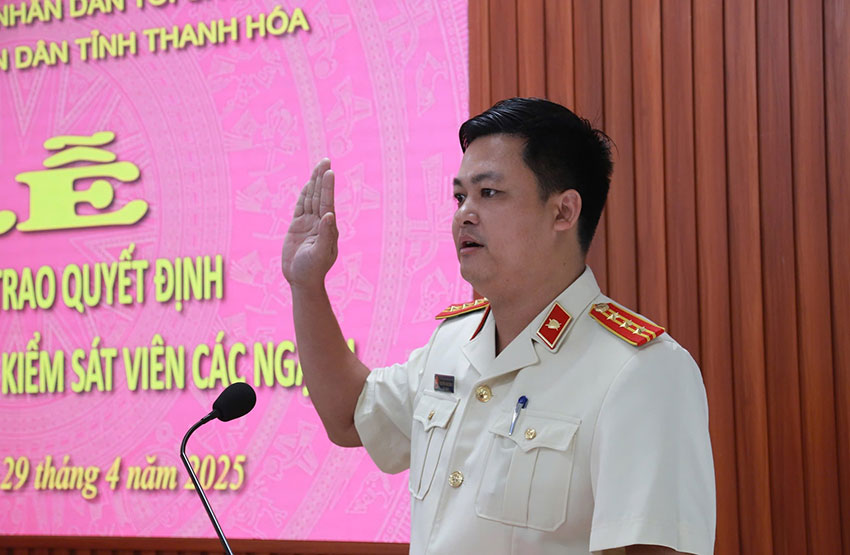 Mr. Nguyen Van Dung, Intermediate Prosecutor, Chief Prosecutor of Hau Loc District People's Procuracy, on behalf of the newly appointed Prosecutors, was sworn in. Photo: Thanh Hoa Provincial People's Procuracy