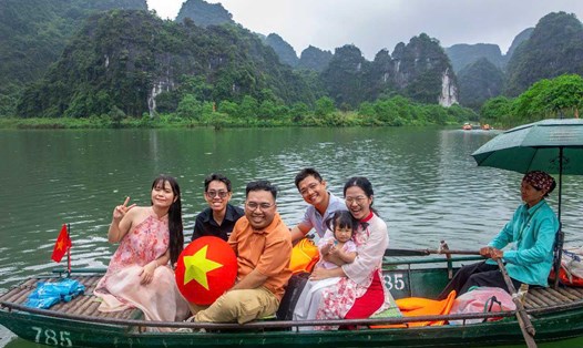 Trong 5 ngày nghỉ lễ 30.4 và 1.5, toàn tỉnh Ninh Bình đón trên 700.000 lượt khách du lịch, doanh thu du lịch ước đạt trên 1.000 tỉ đồng. Ảnh: Nguyễn Trường