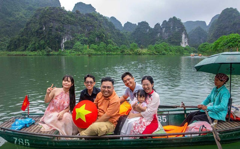 During the 5 holidays of April 30 and May 1, the whole Ninh Binh province welcomed over 700,000 tourists, with tourism revenue estimated at over 1,000 billion VND. Photo: Nguyen Truong