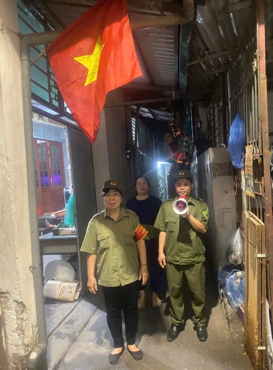 Can bo to dan pho tai quan Hoang Mai khong nghi le, di tuyen truyen cac nha tro dam bao PCCC. Anh Tuan Anh