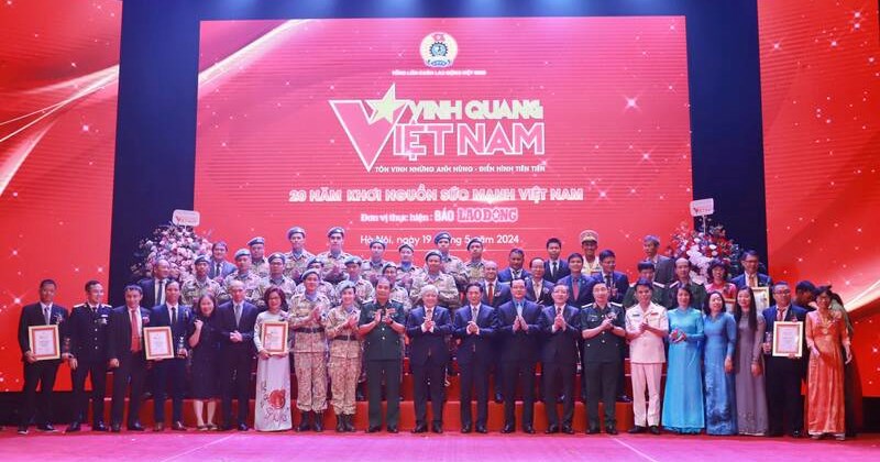 El Programa de Gloria de Vietnam 2024 con el tema "20 años de iniciar la fuerza de Vietnam" tuvo lugar en la Opera de Hanoi el 19 de mayo de 2024. Foto: para el