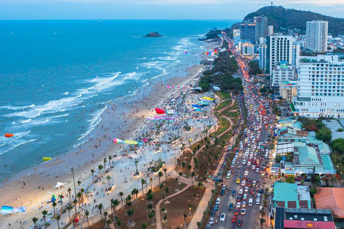 Hay muchos turistas en las playas y parques de la zona de la ciudad de Vung Tau durante las vacaciones. Imagen: El hombre de la ley