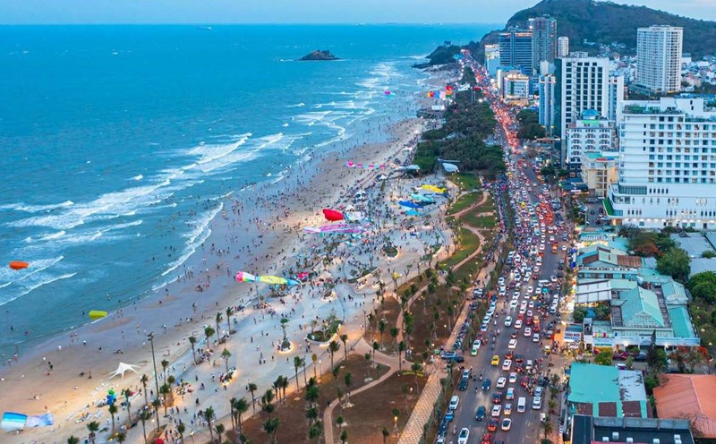Quite a few tourists on the beaches and parks in Vung Tau City during the holidays. Photo: Toan Pham