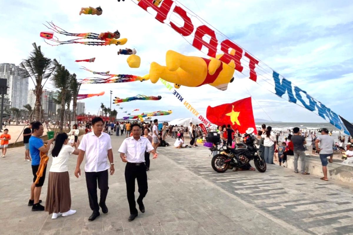 Lanh dao TP Vung Tau kiem tra cac hoat dong du lich dien ra tai khu vuc Bai Sau. Anh: Thanh An