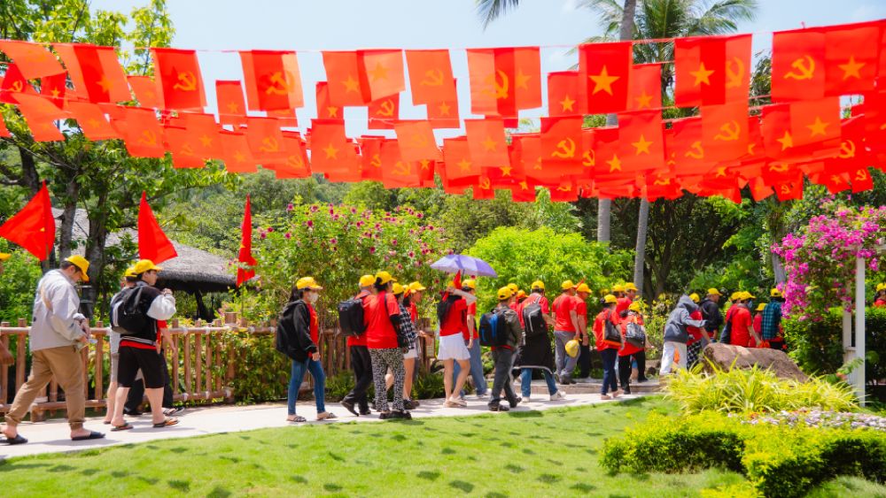 Las imagenes de la bandera roja brillante que se encuentran por toda la isla de Ngoc Phu Quoc hacen que los visitantes sean interesados en admirarlas. Foto: El amanecer