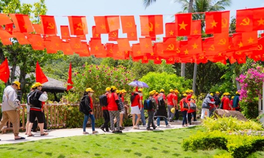 Hình ảnh lá cờ đỏ rực có mặt khắp nơi trên đảo Ngọc Phú Quốc khiến du khách thích thú chiêm ngưỡng. Ảnh: Bình Minh