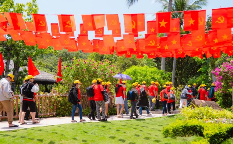 The image of bright red flags everywhere on Phu Quoc Pearl Island makes visitors excited to admire. Photo: Binh Minh