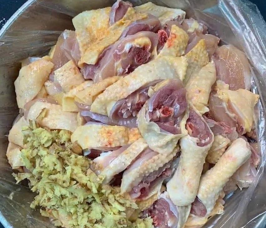 Dandelion chicken is a dish that helps detoxify the liver, fight inflammation, and improve the skin. Photo: Nguyen Loan.