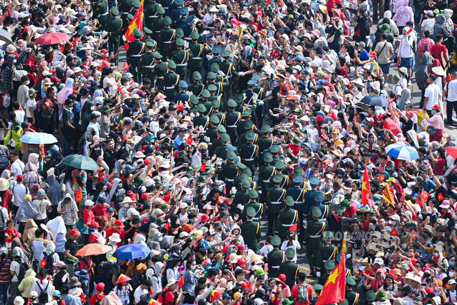 La gente se reunio en el centro de la ciudad para ver el desfile militar, que se realizo a las 4:30 a.m. Foto: Tomado por el autor