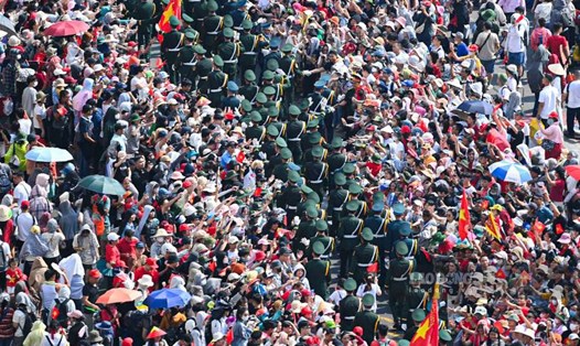 Người dân đổ về trung tâm TPHCM xem lễ diễu binh, diễu hành sáng 30.4. Ảnh: Ảnh Tú