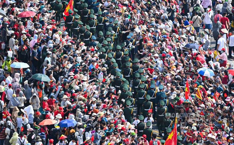 People flock to the center of Ho Chi Minh City to watch the parade on the morning of April 30. Photo: Photo Tu