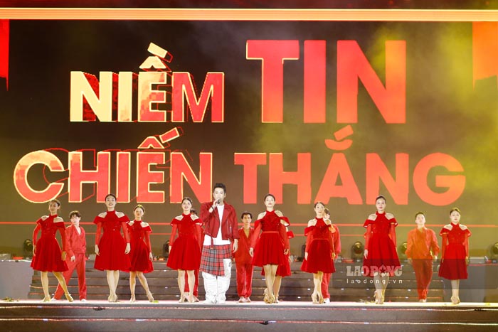 Singer Do Hoang Hiep at the special art program " Non Song gam Bac - A Strip of Glory". Photo: Quang Dat