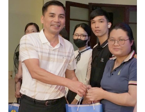 In addition to health check-ups for workers, the Bac Tu Liem District Labor Federation also organized many other activities such as giving support gifts at the Workers' Month launching ceremony. Photo: Trade Union