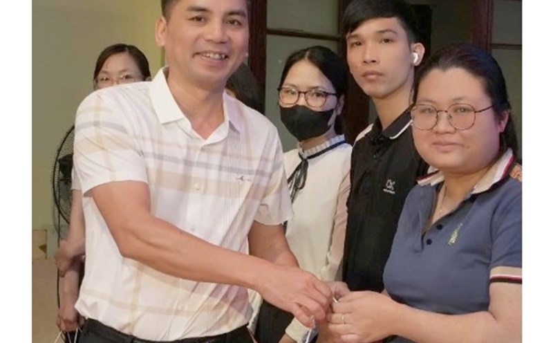 In addition to health check-ups for workers, the Bac Tu Liem District Labor Federation also organized many other activities such as giving support gifts at the Workers' Month launching ceremony. Photo: Trade Union