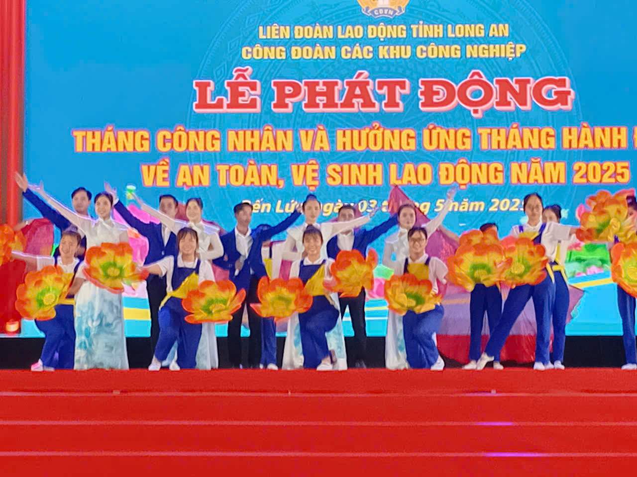 Workers dance to celebrate Workers' Month 2025. Photo: Ky Quan