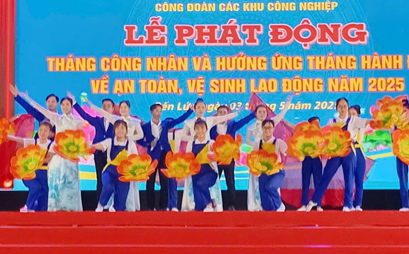 Workers dance to celebrate Workers' Month 2025. Photo: Ky Quan