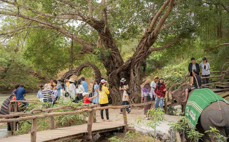 The number of tourists to Dak Lak province increased sharply during the April 30 and May 1 holidays. Photo: Bao Trung