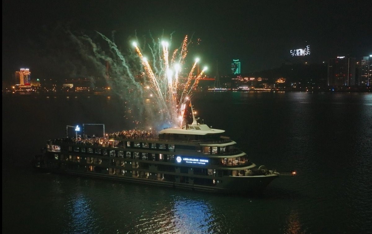 Desde el 1 de mayo de 2025, los turistas que viajen en el Viaje a la Bahia de Halong 8 tendran que comprar boletos de visita a un precio de 70.000 dong por hora, persona y dia. Imagen de Nguyen Hung