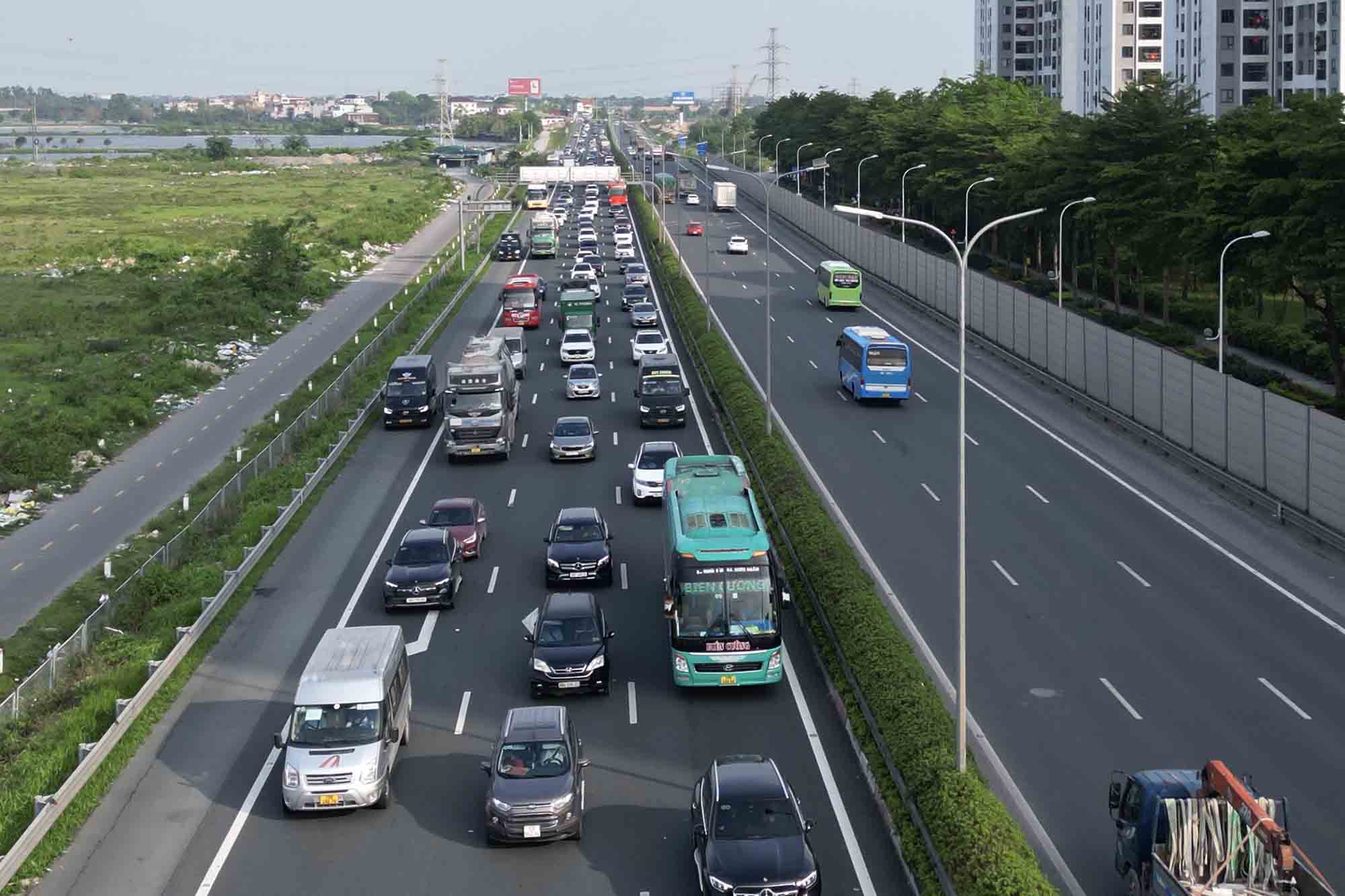 Phuong tien xep hang dai tren cao toc Phap Van - Cau Gie, chieu 3.5. Anh: Huu Chanh