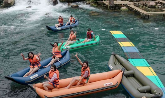 Rất đông du khách về Quảng Bình trong dịp lễ 30.4-1.5. Ảnh: Phong Nha - Kẻ Bàng