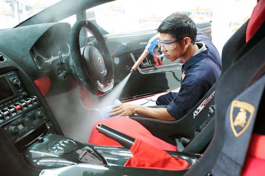 Ya sea que posea un coche nuevo o que lo haya usado por años, el olor en el habitaculo es una obsesion para muchos propietarios de automoviles. Imagen de Huang Tsung