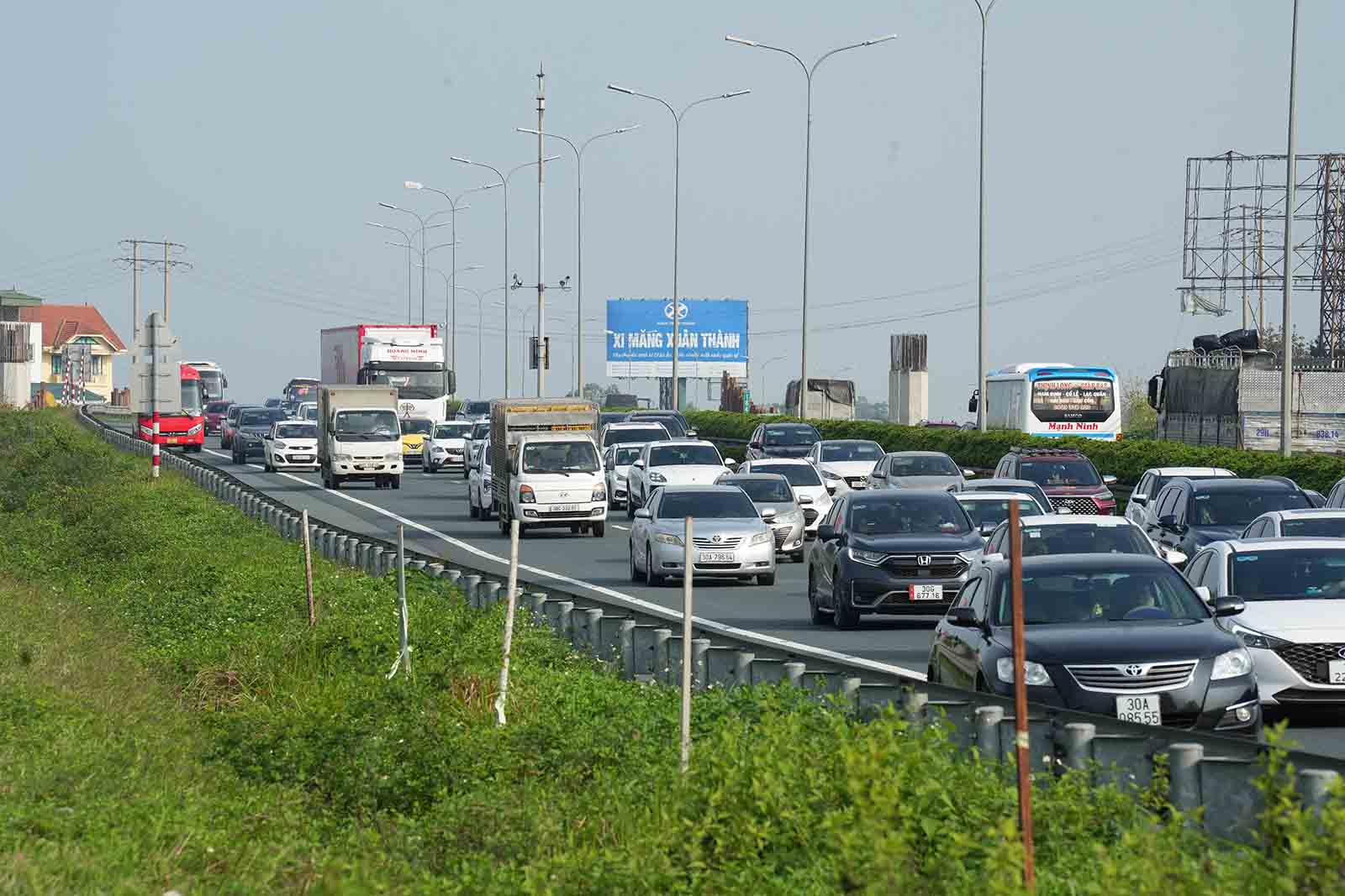 Embarque en la autopista Fa Van - Puente de la Muerte hacia el centro de Hanoi, a las 3 y media de la tarde. Imagen de la derecha