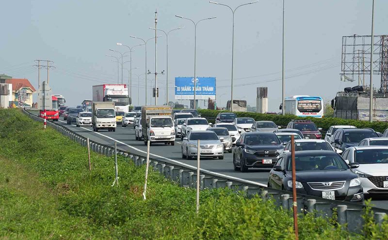 Traffic congestion on Phap Van - Cau Gie Expressway towards the center of Hanoi, afternoon of May 3. Photo: Huu Chanh