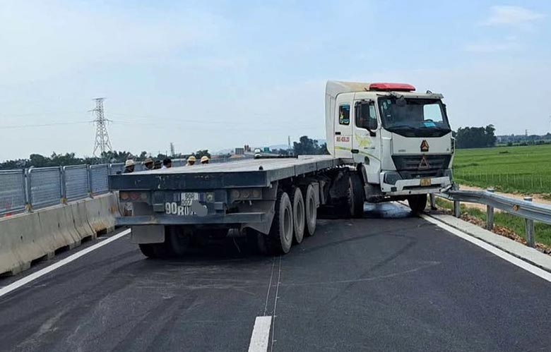 The scene of the accident where a tractor-trailer blocked the road, causing congestion on the highway in Ha Tinh in the direction from the South to the North. Photo: Duc Van.