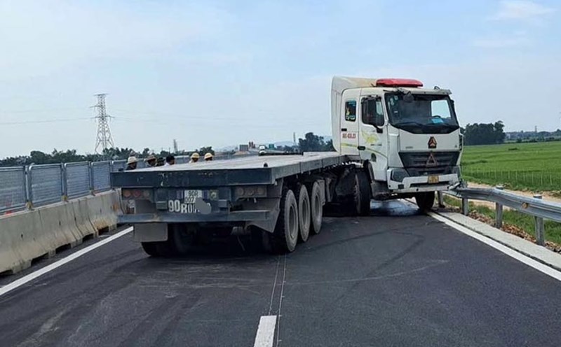 The scene of the accident where a tractor-trailer blocked the road, causing congestion on the highway in Ha Tinh in the direction from the South to the North. Photo: Duc Van.