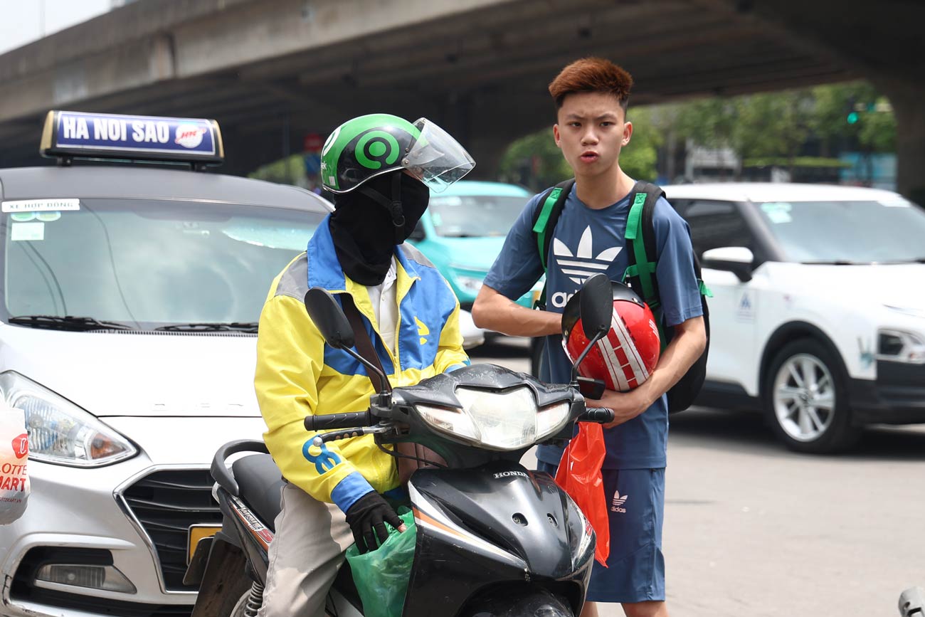Un vehiculo de tecnologia de barro acoge a los viajeros que regresan a la capital despues de unas largas vacaciones