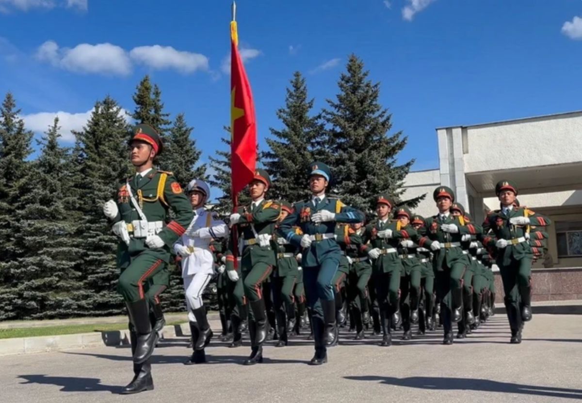 Un grupo de soldados de la Armada Popular de Vietnam participa en un desfile en la Plaza Roja durante una hora de entrenamiento. Imagen de la pagina web de la organizacion