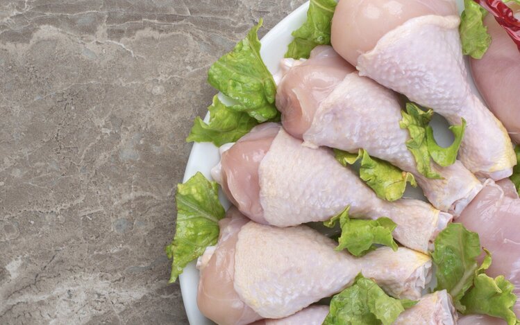 Washing raw chicken can cause cross-contamination and food poisoning. Photo: Thuy Duong