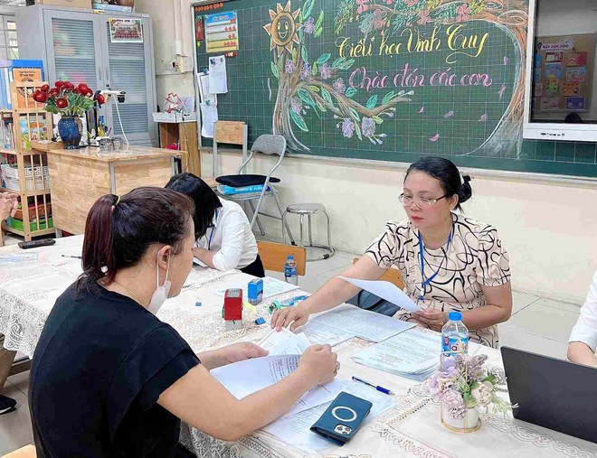 Parents register for first-grade admission in Hanoi. Photo: Anh Duc