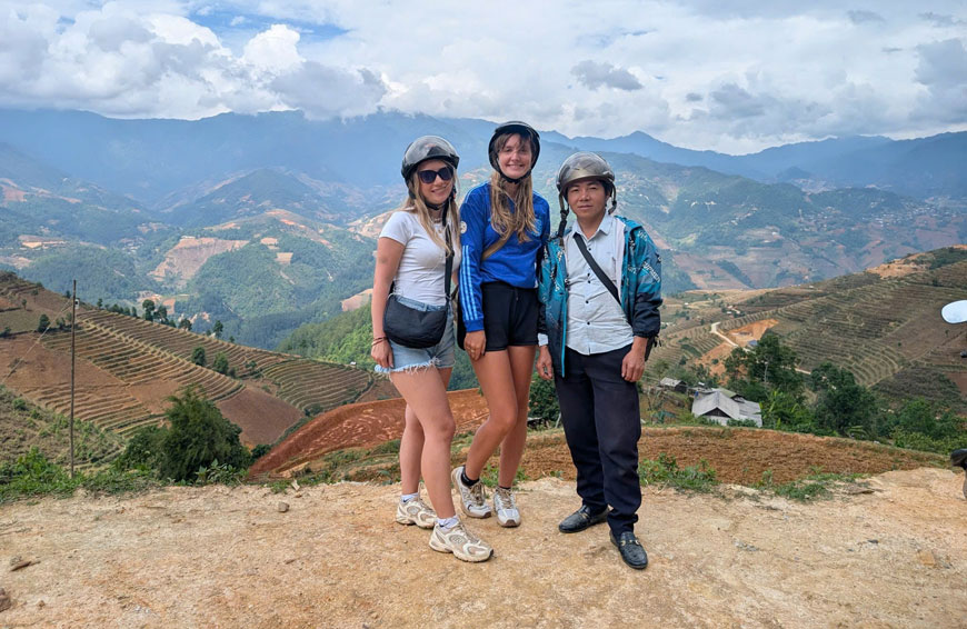 Khach nuoc ngoai chup anh cung nguoi dan dia phuong. Anh: So VHTTDL Yen Bai