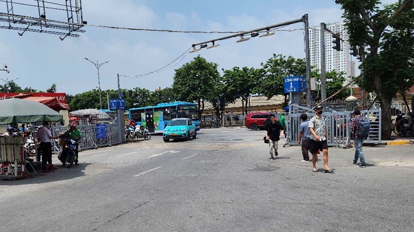 Ben xe Giap Bat vang nhu ngay thuong. Anh: Minh Hanh chup 14h30 ngay 4.5.2025.