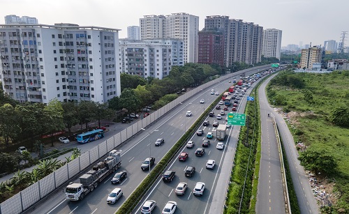 La autopista de Francia, el Puente de la Cumbre, descargara la estacion BOT si hay un embotellamiento. Imagen de la ciudad de Taize