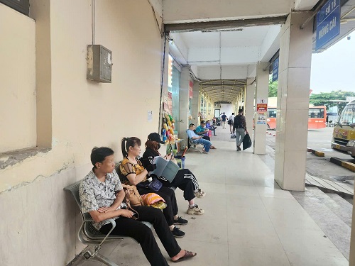 Hanh khach tai Ben xe My Dinh, Ha Noi. Anh: Minh Hanh chup 15h30 ngay 4.5.2025.