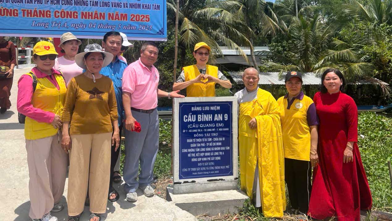 Inauguration ceremony of Binh An 9 Bridge in Hamlet 7 (Long Tri A Commune, Long My Town, Hau Giang Province), celebrating Workers' Month. Photo: Provided by the unit