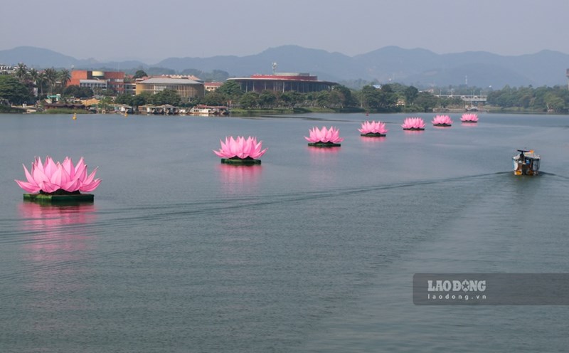 A giant seven-petal lotus flower is sent down to the Huong River, Hue City. Photo: Nguyen Luan