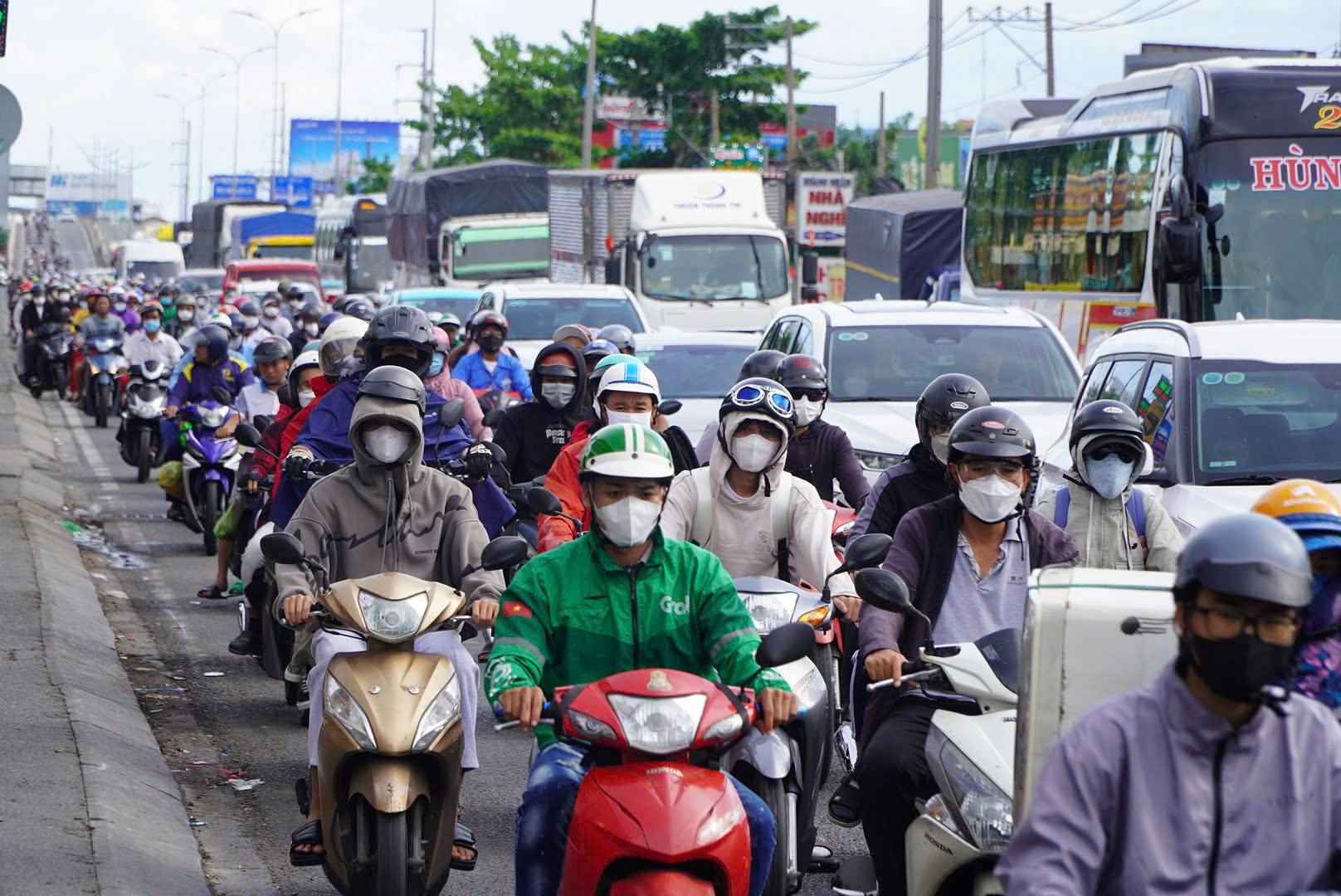 Luong phuong tien di chuyen ve lai TPHCM dan dong nhung chua xay ra un tac. Anh: Chan Phuc