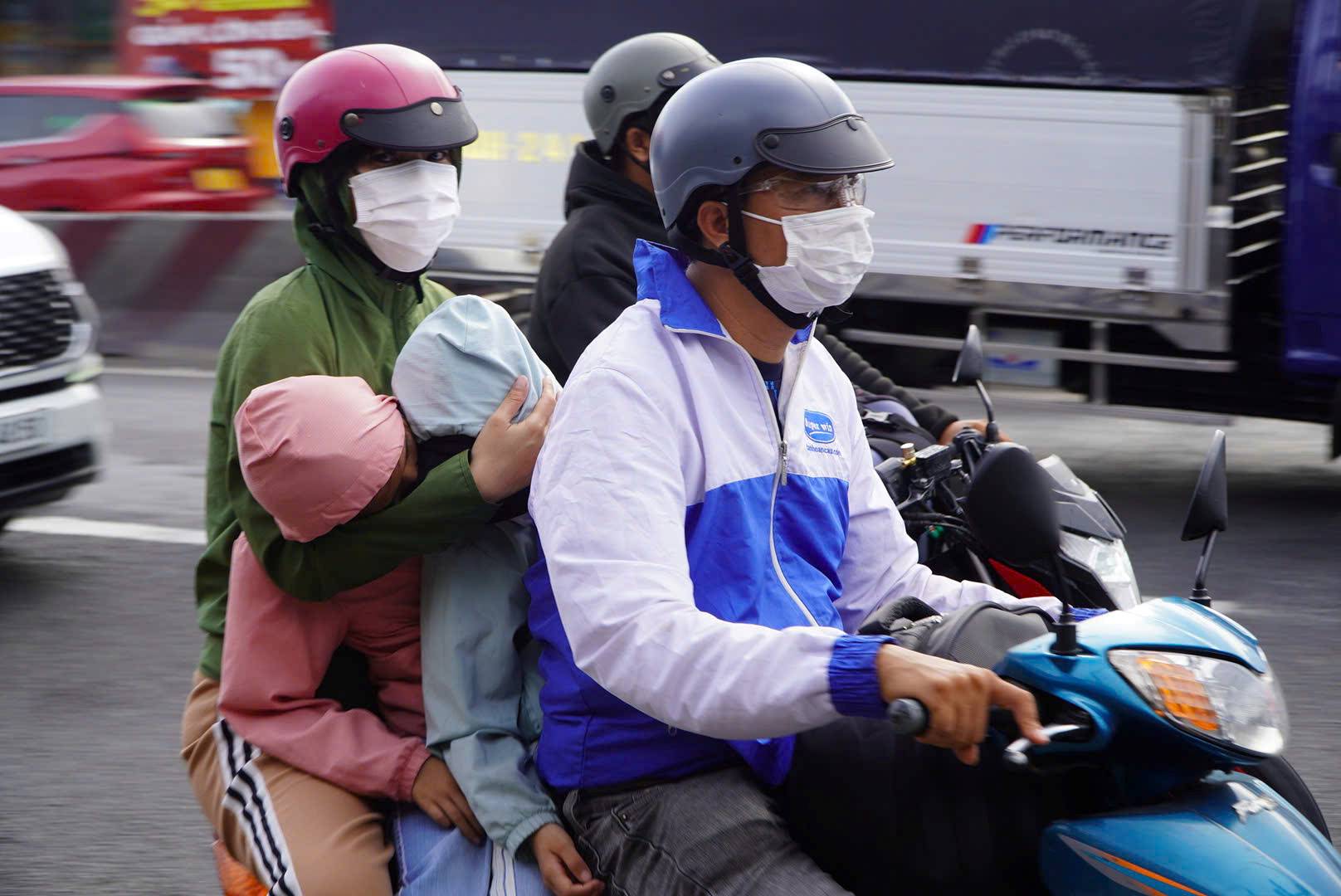 Nguoi dan quay tro lai TPHCM sau ki nghi le keo dai duoi thoi tiet nang gat, di chuyen vat va. Anh: Chan Phuc