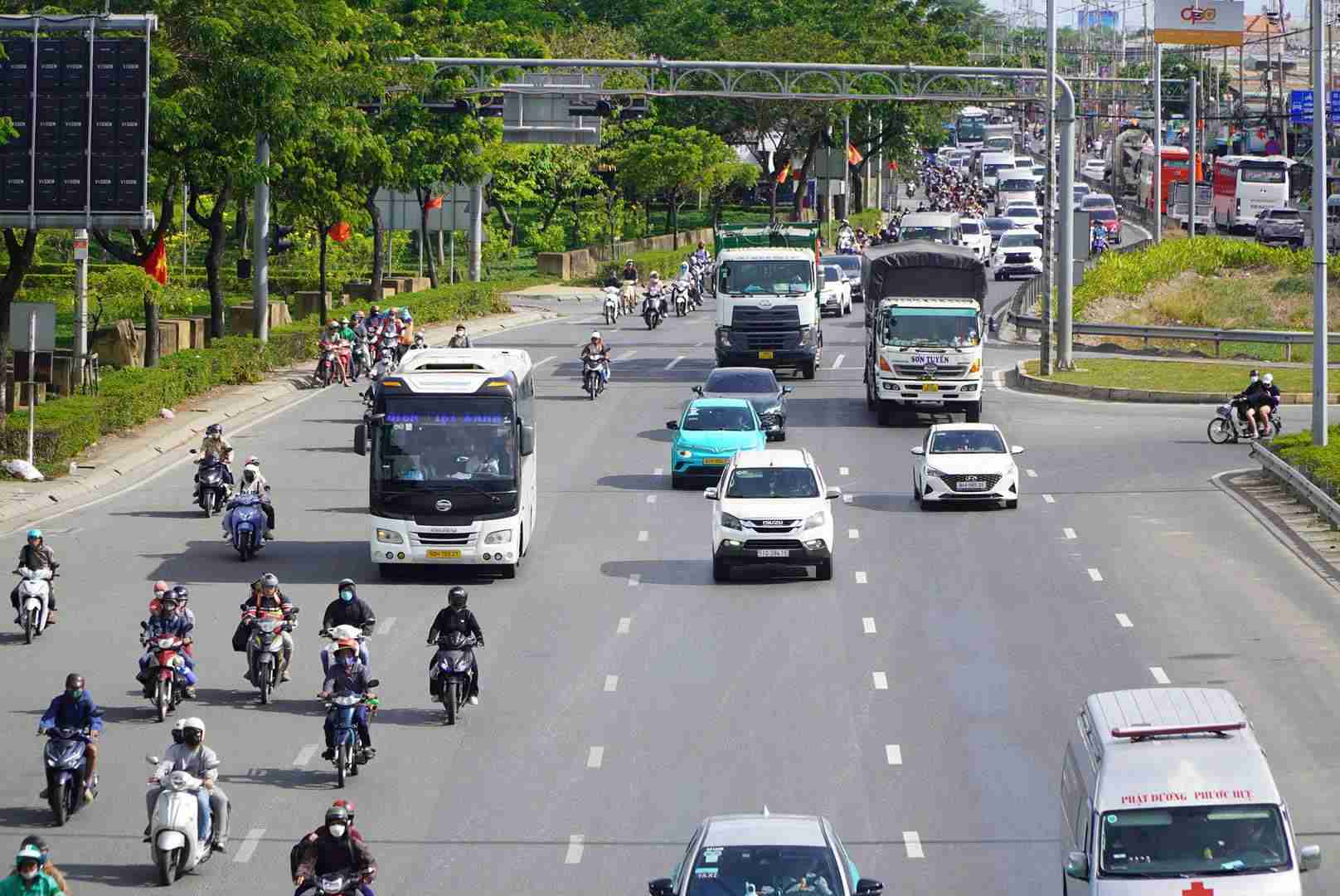 Doan qua quoc lo 1 (huyen Binh Chanh) ghi nhan thong thoang, luong phuong tien di chuyen binh thuong. Anh: Chan Phuc