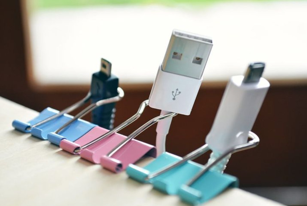 Use office clips to fix and classify electric cables in the house neatly. Photo: Tuan Dat